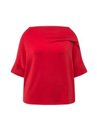 Haut rouge sans épaule avec des manches courtes larges. Fabriqué en tissu léger et lisse. Présente un détail drapé au niveau de l'encolure.