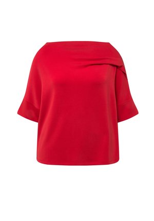 Top rosso scollato con maniche corte larghe. Realizzato in tessuto leggero e liscio. Presenta un dettaglio drappeggiato lungo il colletto.