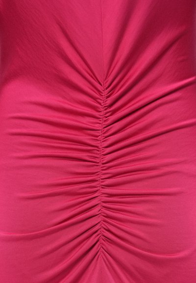 Élénk rózsaszín anyagból készült testhez simuló ruha, középen függőleges redőzéssel, amely textúrát és testreszabott formát kölcsönöz az egész ruhadarabnak.