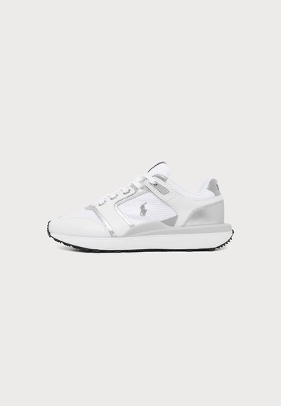 Λευκό και ασημί sneaker χαμηλού πάτου με πάνελ από δίχτυ και δέρμα, κλείσιμο με κορδόνια, υφή στη μαύρη σόλα και διακριτικό λογότυπο της μάρκας στο πλάι.
