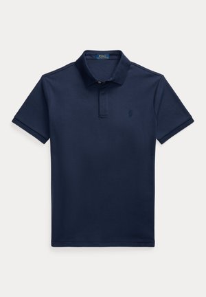 Polo à manches courtes bleu marine avec col, patte à deux boutons et logo brodé discret sur le côté gauche de la poitrine.