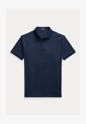 Granatowa koszulka polo z krótkim rękawem, kołnierzykiem, plisą na dwa guziki oraz subtelnym, haftowanym logo na lewej piersi.