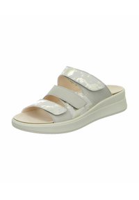 Helle graue Riemchensandalen mit drei verstellbaren Klettverschlüssen, glatter Lederoberfläche, sanftem Glanz und einer weißen, gepolsterten Plateausohle.