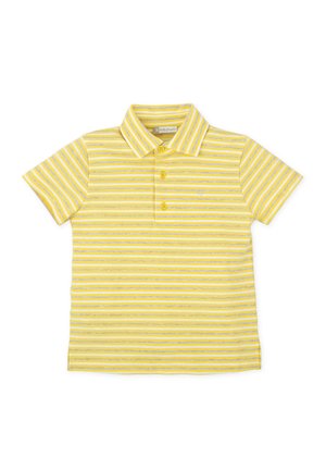 Polo de manga corta con rayas amarillas y blancas, tres botones y cuello, colocado sobre un fondo blanco.