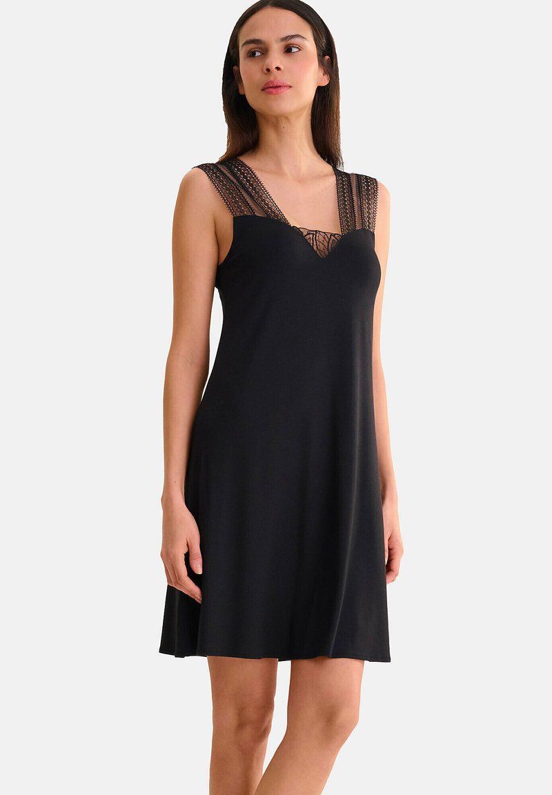 Robe noire avec des détails en dentelle aux épaules et un décolleté en V. Tissu léger, forme évasée, longueur au genou. Texture lisse avec des accents contrastés.