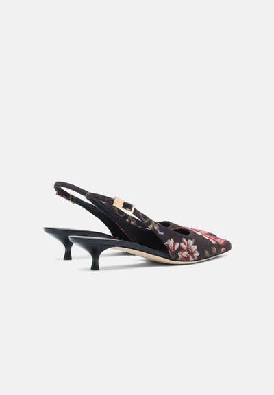 Paire d'escarpins slingback noirs à talons kitten, avec motif floral rouge et blanc et boucle dorée sur la bride.
