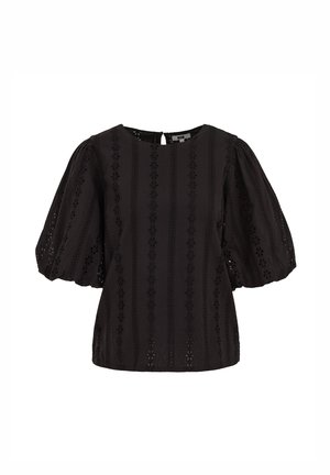 Blouse noire avec manches bouffantes trois-quarts, broderie florale verticale en œillets, encolure ronde et fermeture au dos par bouton avec ouverture en forme de goutte.