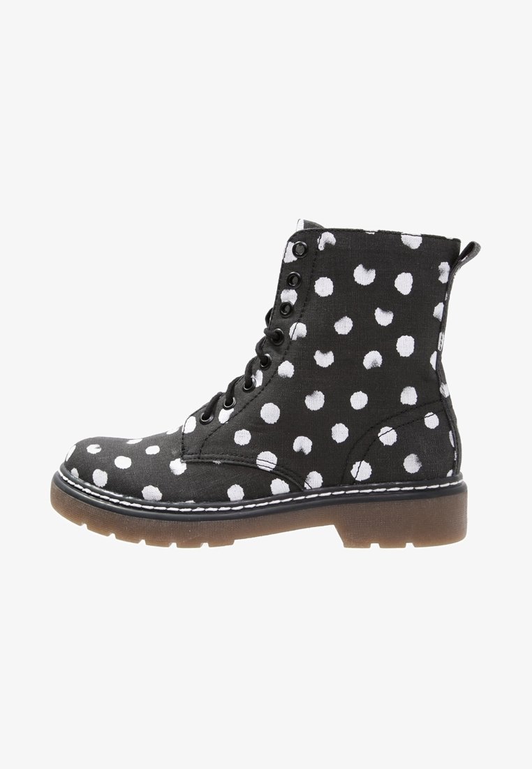 Bottine noire en tissu canvas à pois blancs, bout rond, lacets à l'avant, semelle en caoutchouc marron avec couture contrastante.
