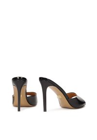 Pantofi slingback cu toc înalt din piele lacuită neagră, cu un finisaj neted, spate deschis și vârf în formă de migdală, având un interior bej și detalii cu logo.