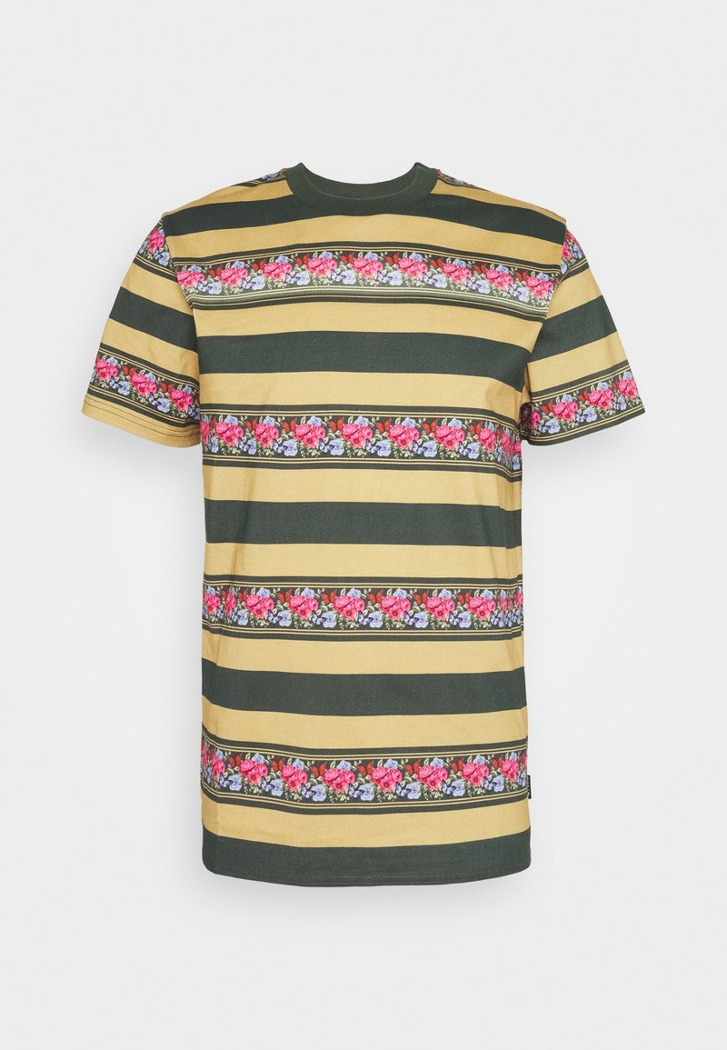 T-shirt à manches courtes avec des rayures larges alternées vert olive et beige, présentant des bandes florales horizontales avec des fleurs roses et violettes.
