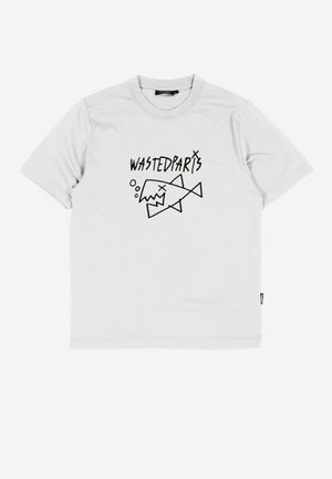 Hvit t-skjorte med korte ermer med en svart linjetegning av en død fisk og teksten "WASTEDPARTS" over den midt foran.