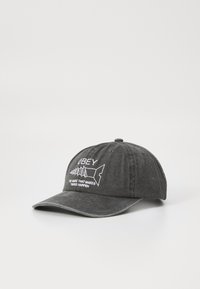 Sort baseballcap lavet af bomuld med en buet skygge. Har hvidt broderet tekst og grafik, der viser et fiskeskelet.