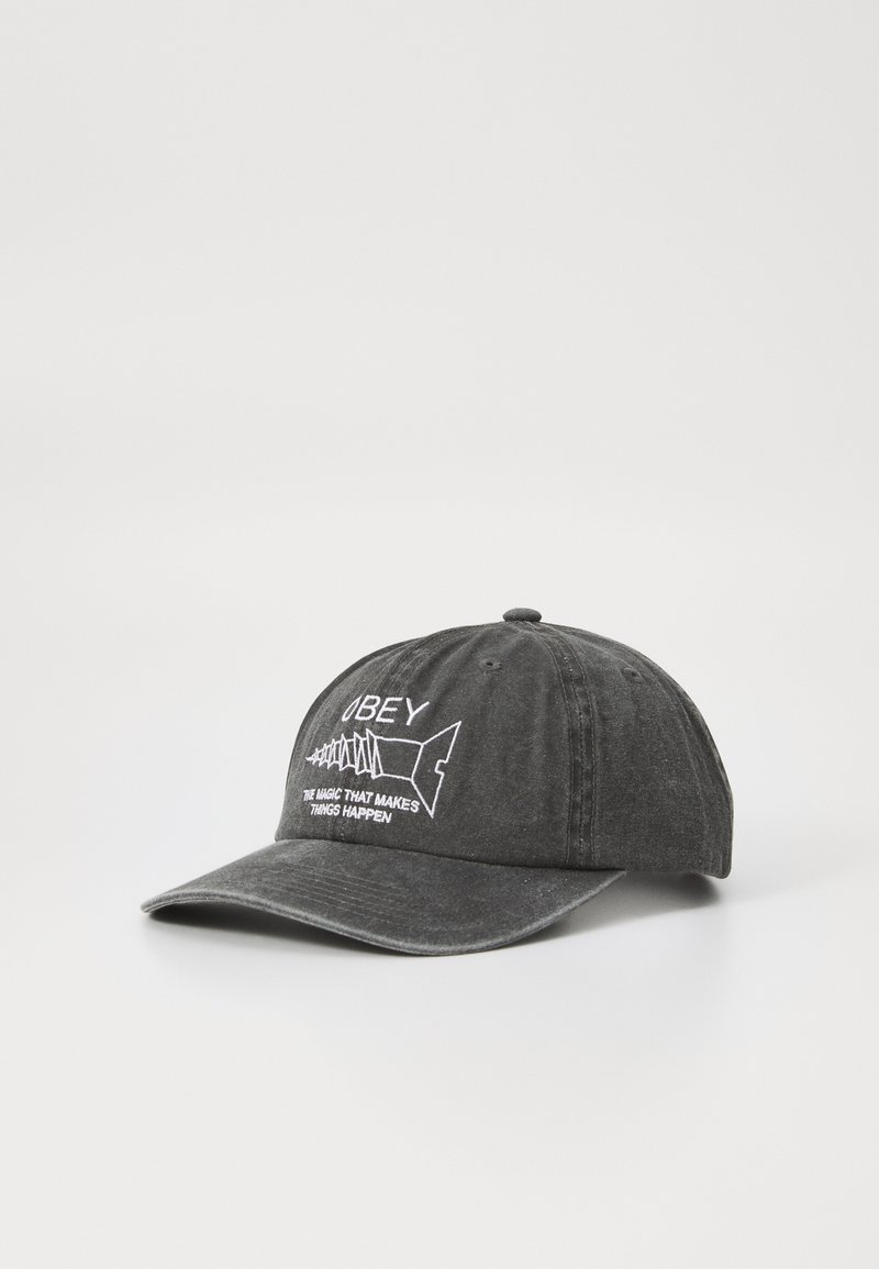 Sort baseballcap lavet af bomuld med en buet skygge. Har hvidt broderet tekst og grafik, der viser et fiskeskelet.