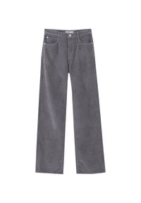 Pantalons en velours côtelé gris avec une coupe évasée. Les caractéristiques incluent des poches avant, une fermeture à bouton et une texture côtelée verticale sur l'ensemble.