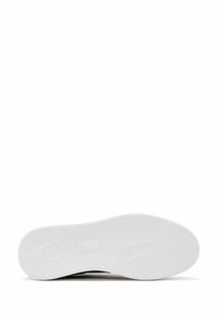 Suola di scarpa con un fondo in gomma bianca texturizzata, caratterizzata da un design liscio e linee curve. Profilo piatto con un'area di accento rettangolare.