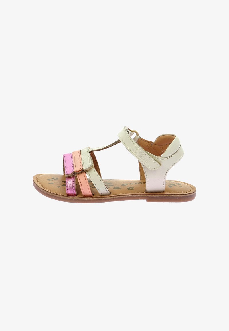 Meisjes sandalen in crèmekleur, met metallic roze, roségouden en lichtoranje bandjes, met een gesloten hiel en een decoratief bloemmotief op de binnenzool.