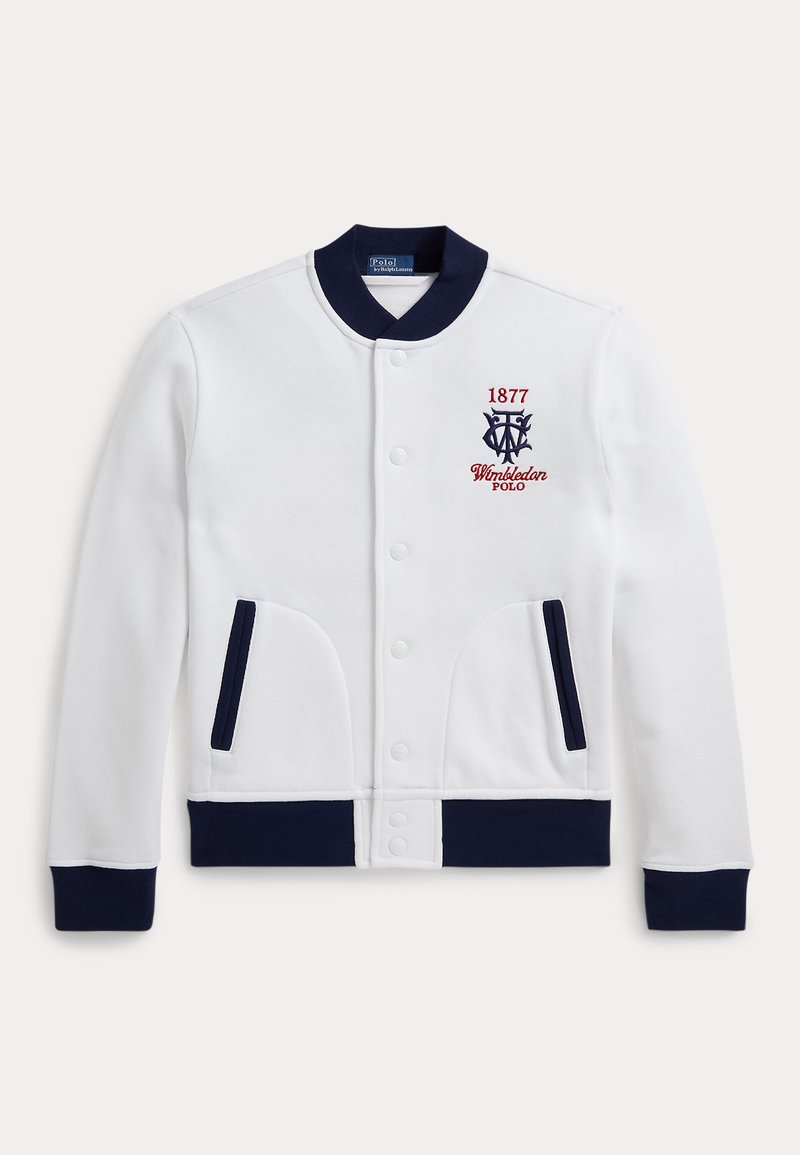 Λευκό varsity τζάκετ με ναυτικό γιακά, μανσέτες και τελείωμα, κουμπιά πατιλέτα, δύο μπροστινές τσέπες και κεντημένο λογότυπο "1877 Wimbledon Polo" στο στήθος.
