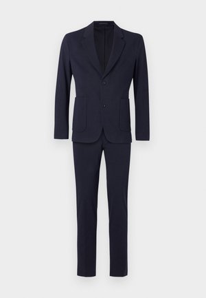Temno moderna obleka, ki obsega blazer z dvema sprednjima žepoma in usklajenimi hlačami. Narejena iz gladkega materiala s prilegajočim se krojem.