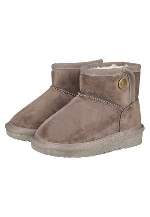 Braune Wildleder-Stiefeletten mit flauschiger Innenausstattung, runder Zehenpartie und einer strukturierten grauen Gummisohle. Verfügt über dekorative Näht und ein Metall-Logo-Detail.