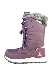Bota de invierno aislada en color púrpura con forro de piel sintética, sistema de cordones ajustable y suela de goma texturizada para tracción. Presenta un logo en el lado.