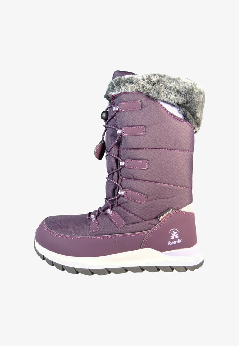 Bota de invierno aislada en color púrpura con forro de piel sintética, sistema de cordones ajustable y suela de goma texturizada para tracción. Presenta un logo en el lado.