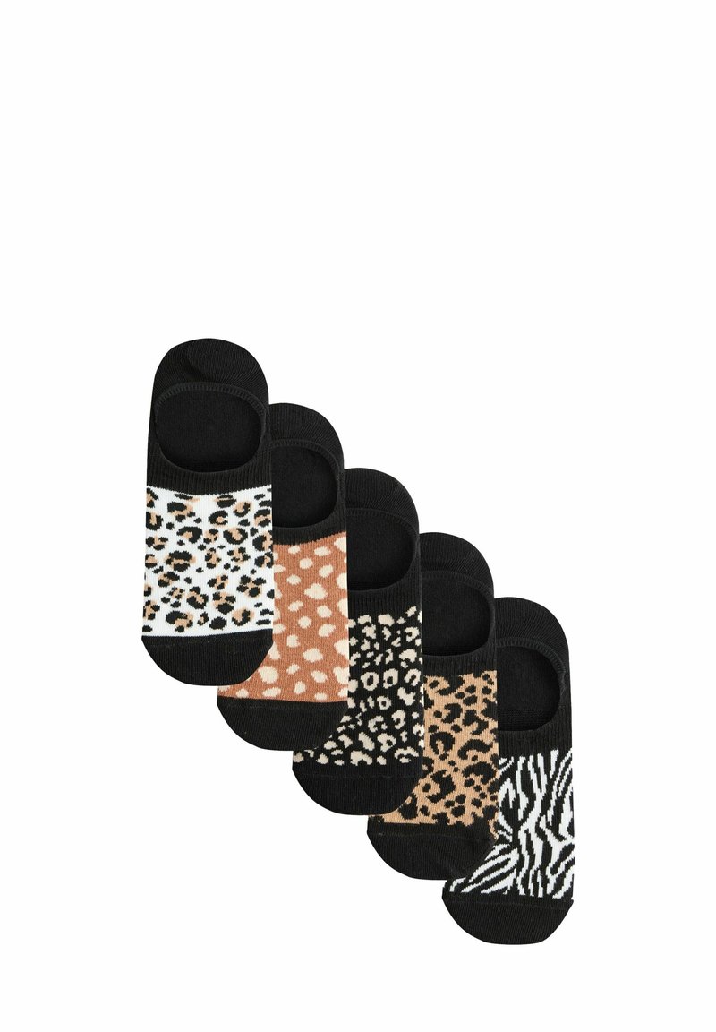 Cinci perechi de șosete pentru femei cu diverse modele: imprimeu de leopard alb și negru, buline bej, negru cu pete bej și dungi de zebră.