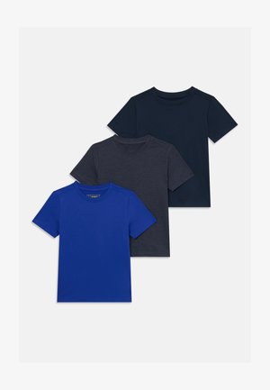 Drie T-shirts met korte mouwen in blauw, donkerblauw en antracietgrijs. Ze zijn allemaal gemaakt van zachte stof met ronde halslijnen en hebben geen zichtbare patronen.