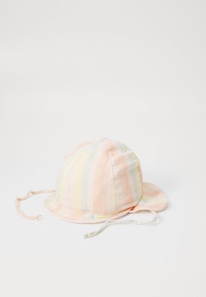 Chapéu riscado em cores pastel, com um tecido suave, forma arredondada e duas fitas ajustáveis para um ajuste seguro.