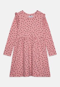 Różowa sukienka z długimi rękawami, z wzorem serc w kolorze czerwonym i ciemnoczerwonym. Posiada okrągły dekolt oraz marszczoną spódnicę, z falbanami na ramionach.