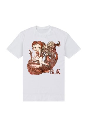 Bílý triko se grafickým designem dívky a mytologických bytostí v červených tónech, s propracovanými vzory a čínskými znaky.