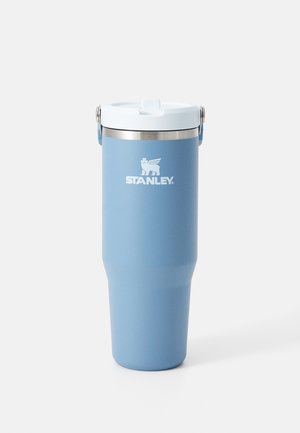 Geïsoleerde reisbeker, blauwe roestvrijstalen met een matte afwerking, taps toelopend ontwerp, schroefdeksel en een prominent wit logo.