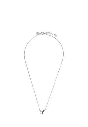 Collana con catena in argento con un piccolo pendente a forma di farfalla con un'ala decorata con pietre viola e una chiusura regolabile.
