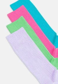 Vier Paare von gerippten Socken in Pastellfarben: helllila, grün, rosa und türkis. Jede Socke hat eine glatte Textur und eine einheitliche Länge.