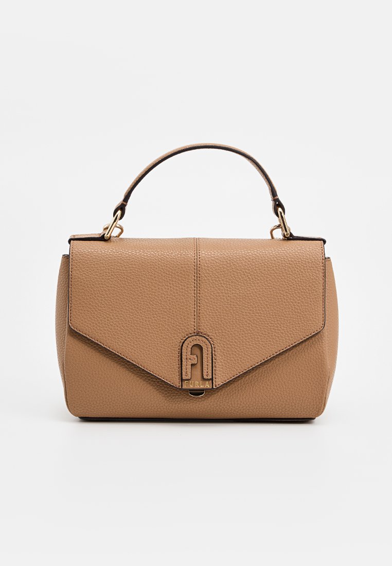 Braune Lederhandtasche mit strukturiertem Design, ausgestattet mit einem Frontklappenverschluss, geprägtem Logo-Detail und einem einzelnen oberen Griff mit goldfarbener Hardware.