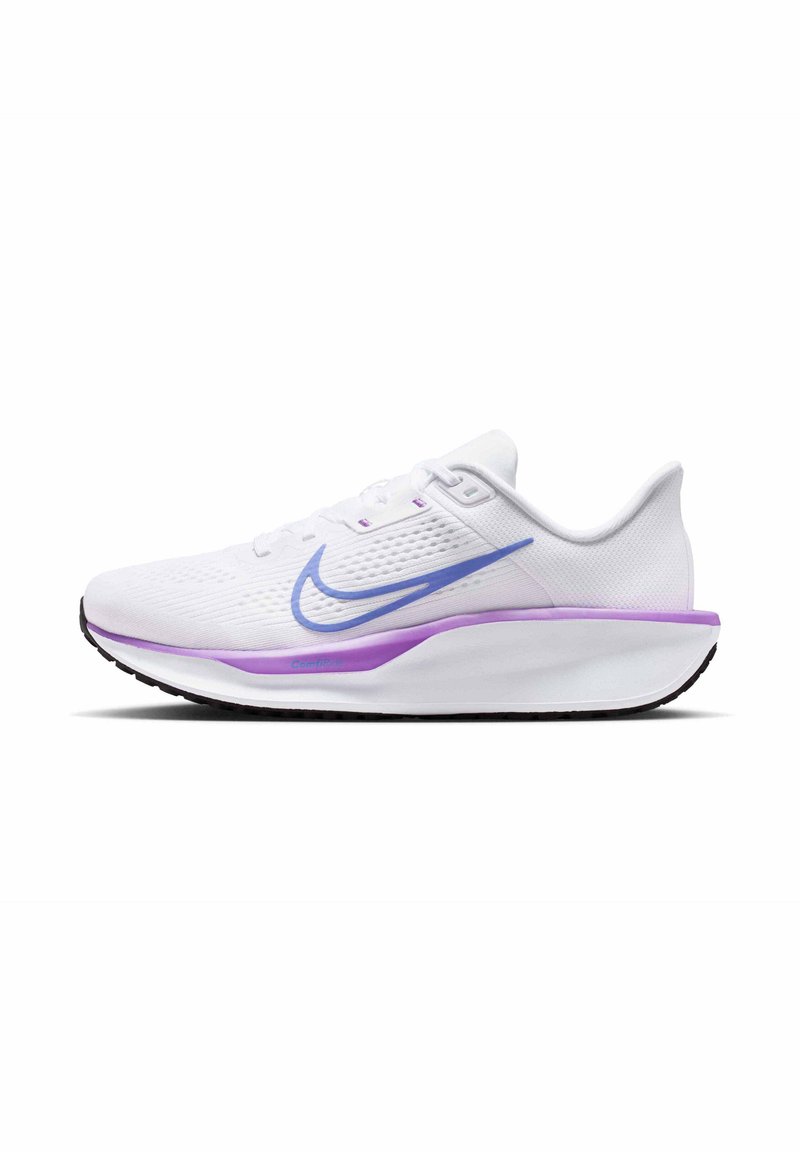Chaussure de course Nike en mesh blanc avec des accents violets. Dispose d'une semelle profilée, d'une tige texturée et d'un logo Swoosh bien visible sur le côté.