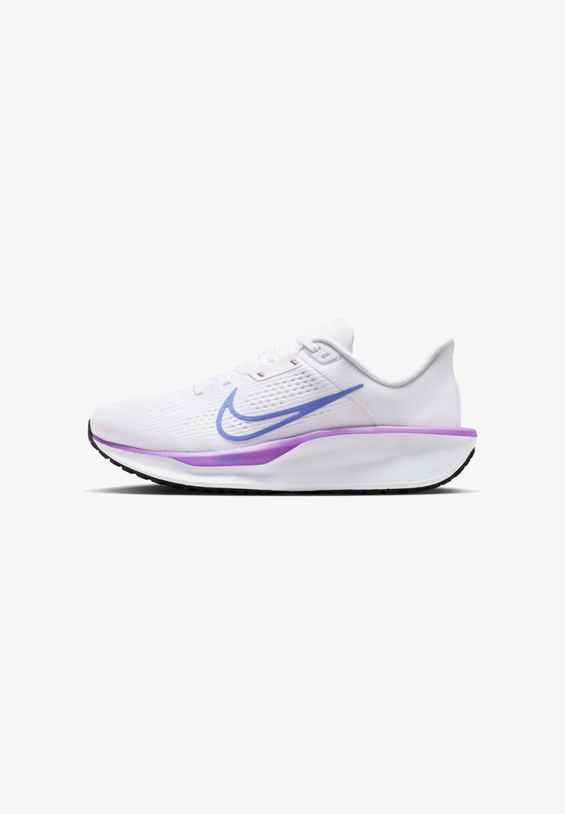 Chaussure de course Nike en mesh blanc avec des accents violets. Dispose d'une semelle profilée, d'une tige texturée et d'un logo Swoosh bien visible sur le côté.