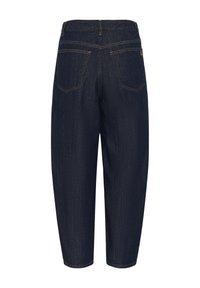 Temno modre kavbojke iz jeansa, prikazane od zadaj z dvema zadnjima žepoma in rumenim kontrastnim šivom, s pridihom ravnega kroja hlačnic.