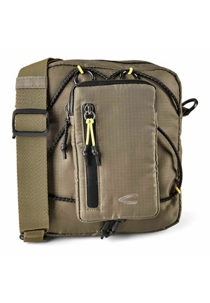 Compatta tracolla verde oliva con tracolla regolabile, tasca anteriore con cerniera e corde elastiche nere con dettagli gialli.