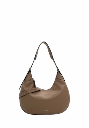 Borsa a spalla in pelle marrone con forma curvata, accessori neri a contrasto e una tracolla con marchio embossato. Texture liscia.