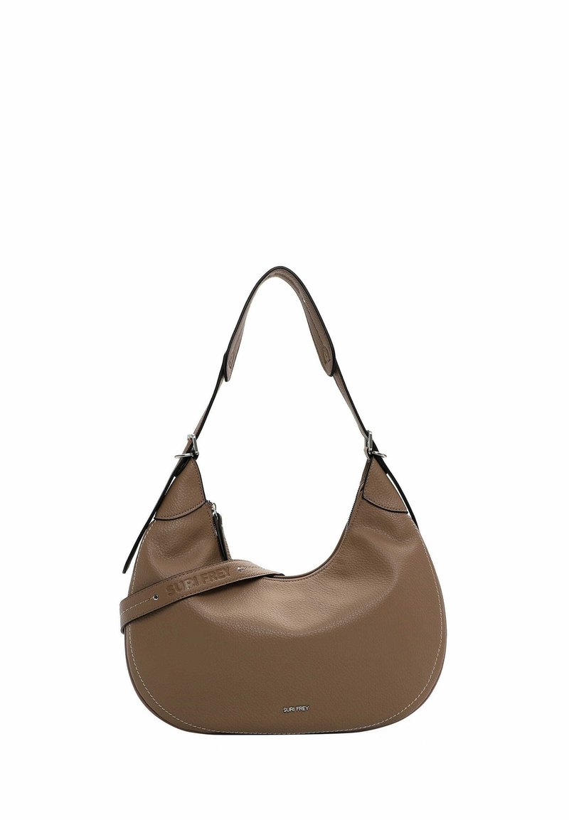 Braune Ledertasche mit geschwungener Form, kontrastierenden schwarzen Akzenten und einem Riemen mit geprägtem Branding. Glatte Textur.