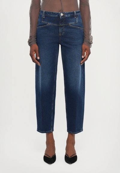 Donkergewassen denim jeans met een hoge taille, rechte pijpen en subtiele vervaging. Voorzien van een klassieke vijf-pocketontwerp en metalen knop.