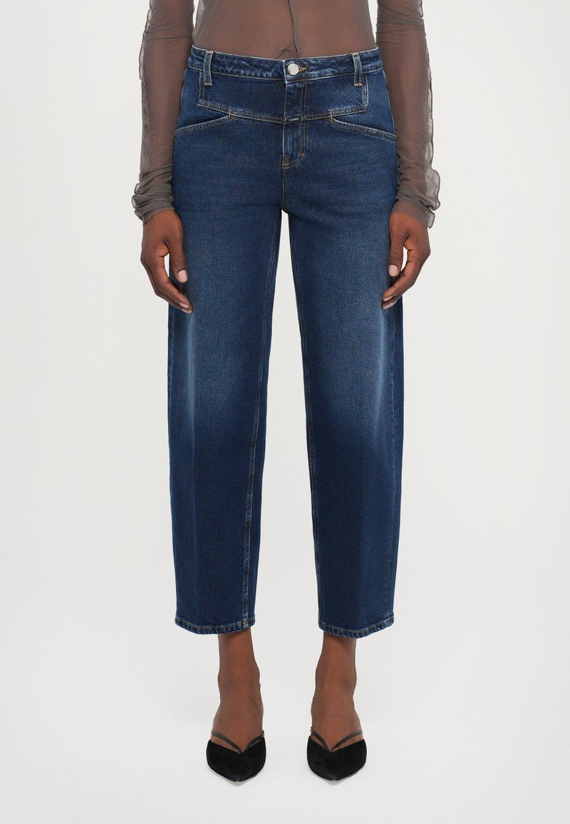 Donkergewassen denim jeans met een hoge taille, rechte pijpen en subtiele vervaging. Voorzien van een klassieke vijf-pocketontwerp en metalen knop.