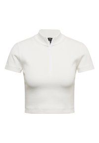 Polo shirt blanc coupé, fabriqué en tissu doux, avec une fermeture éclair mi-longue et des manches courtes. Texture lisse avec un design minimaliste.