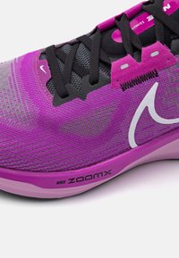 Nike Performance VOMERO - Chaussures de running sur route - hyper violet/white/black/vivid grape/beyond pink