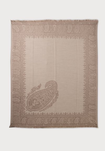 Tissu rectangulaire beige doux avec un motif cachemire complexe le long de la bordure et un grand motif cachemire unique près du coin inférieur gauche.
