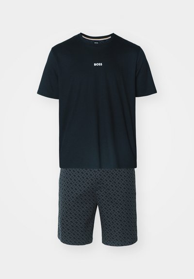T-shirt en coton noir avec le logo "BOSS", associé à un short à motifs gris foncé avec un design géométrique. Les deux articles ont une coupe décontractée.