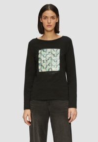 Schwarz, langärmeliges T-Shirt mit einem geometrischen Pailletten-Design in Blau- und Grüntönen auf der Vorderseite und einem weit geschnittenen Rundhalsausschnitt.