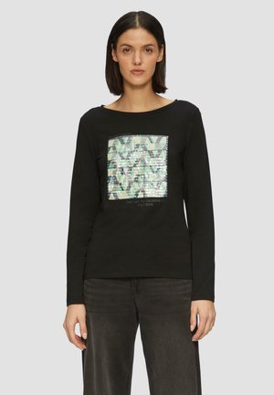 Czarny długi rękaw t-shirt z geometrycznym wzorem z cekinów w odcieniach niebieskiego i zielonego na przodzie, z szerokim okrągłym dekoltem.