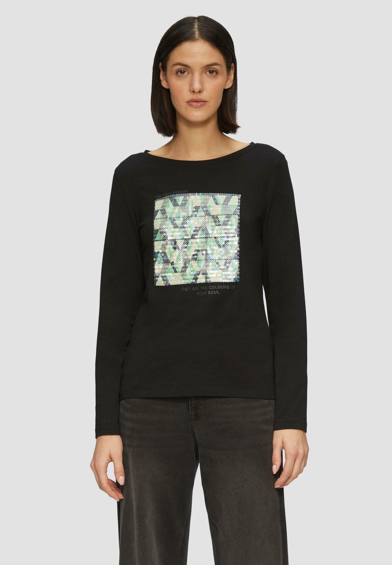 Schwarz, langärmeliges T-Shirt mit einem geometrischen Pailletten-Design in Blau- und Grüntönen auf der Vorderseite und einem weit geschnittenen Rundhalsausschnitt.