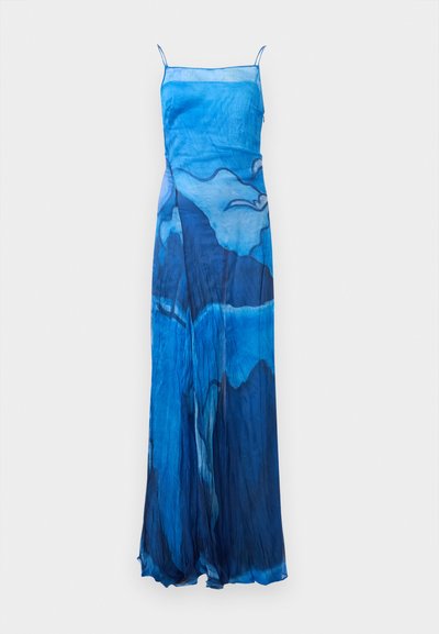 Robe longue bleue avec bretelles fines. Tissu transparent présentant un motif abstrait rappelant l'eau dans différentes nuances de bleu. Texture légère et fluide.